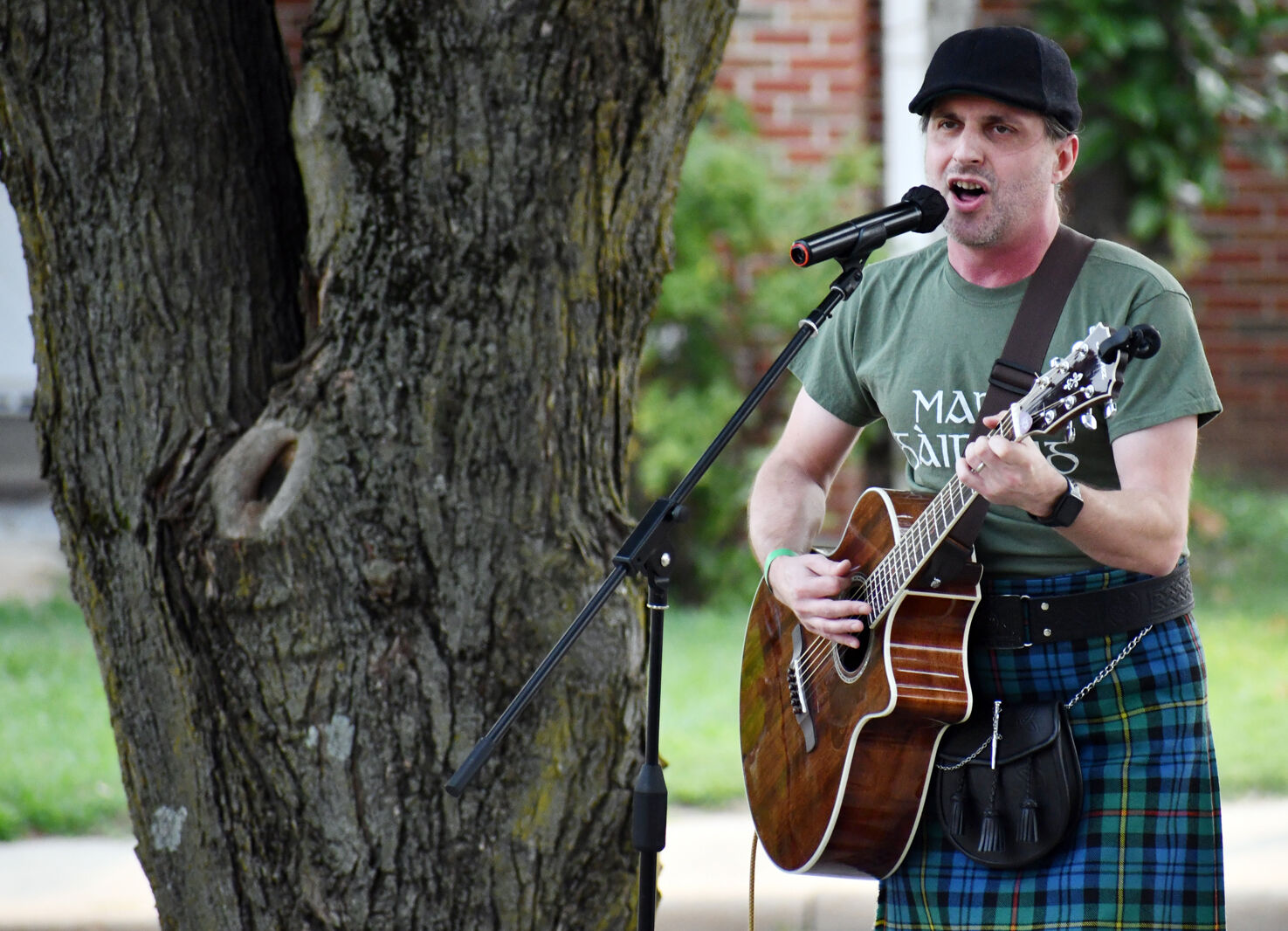 Matt McEuen performs with Shilleligans